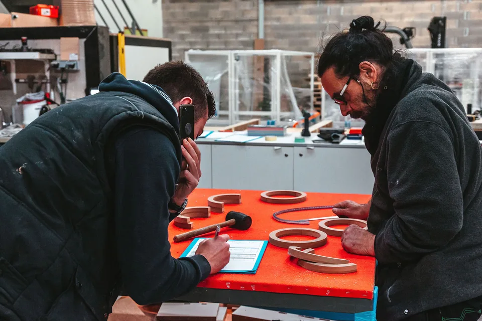 Deux membres de l'équipe MZ Bois et Compagnie au travail dans l'atelier de Tarare