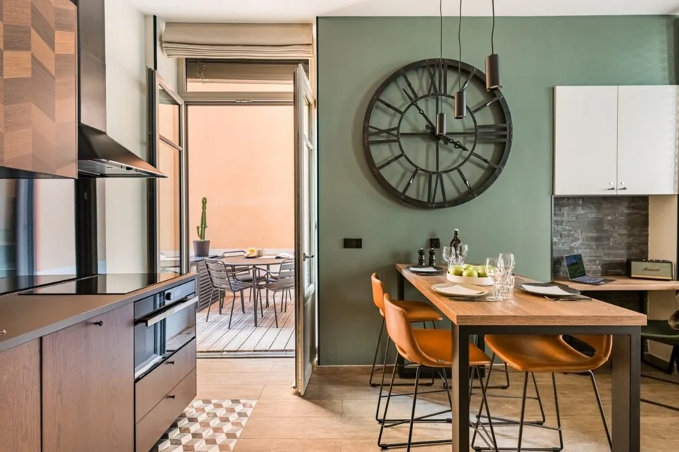 Salle à manger sur-mesure avec mobilier bois et cuisine intégrée, réalisation MZ Bois et Compagnie