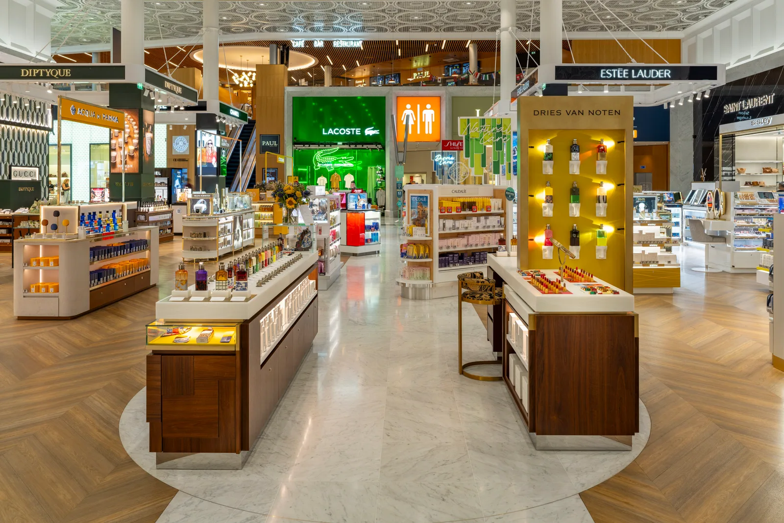 Corner Dries Van Noten en duty free, réalisation MZ Bois et Compagnie à l'aéroport Paris-Charles de Gaulle