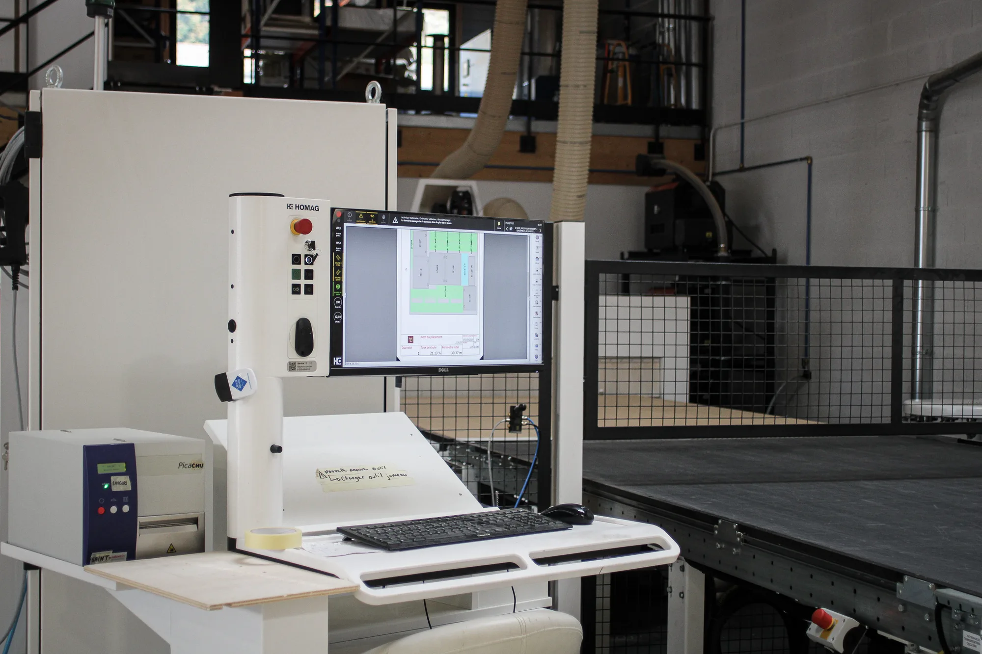 Poste de découpe optimisée et étiquetage, atelier MZ Bois et Compagnie