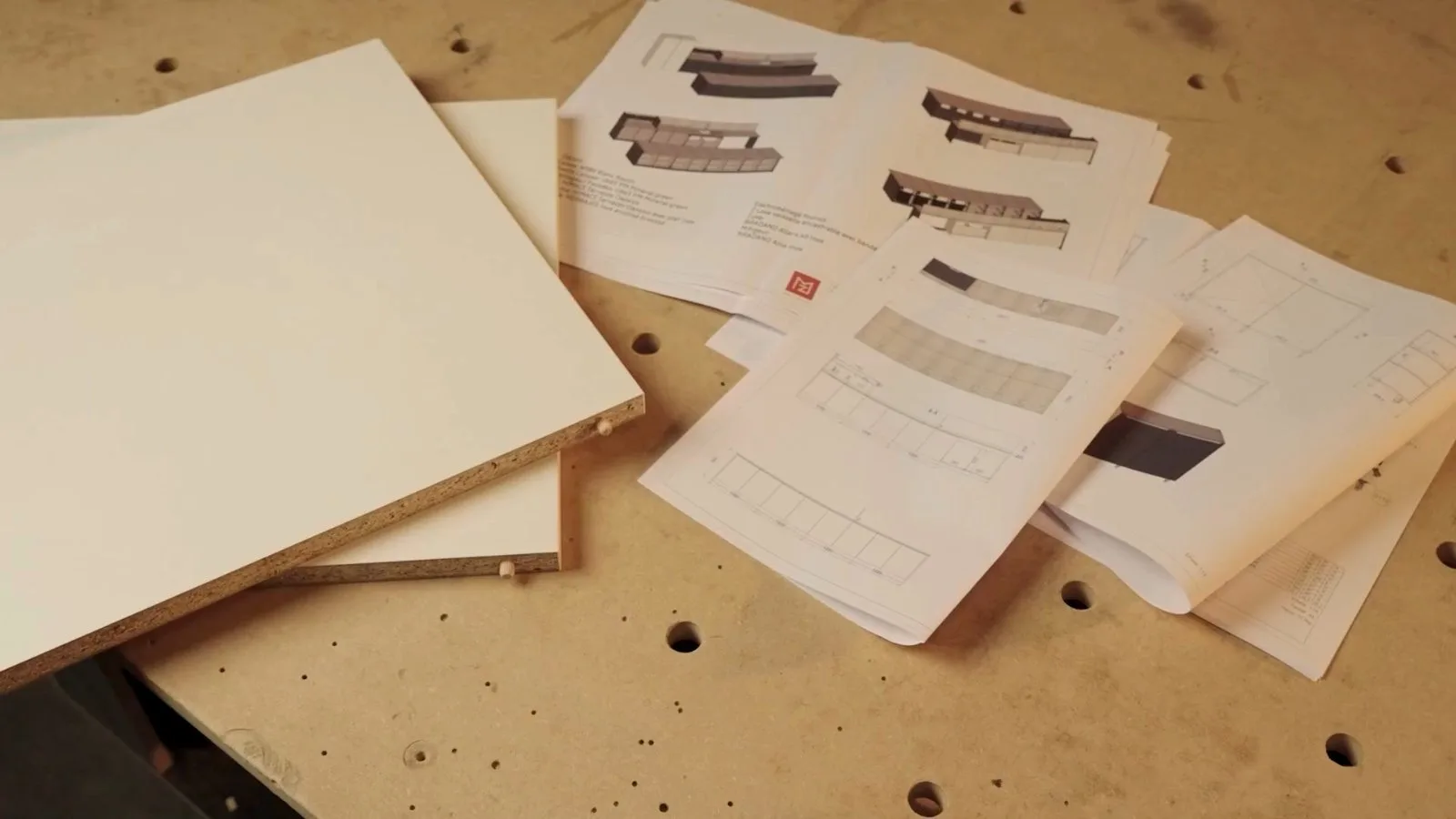 Plans et panneaux prêts à l'assemblage dans l'atelier MZ Bois et Compagnie