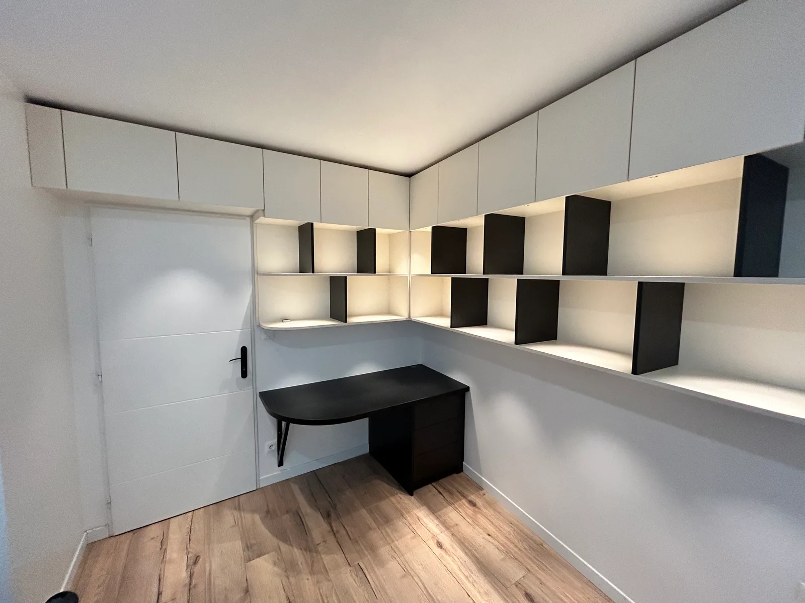 Bibliothèque et bureau sur-mesure sous combles, réalisation MZ Bois et Compagnie