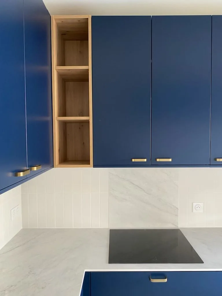 Cuisine bleu marine, plan de travail en marbre et hotte induction, réalisation MZ Bois et Compagnie