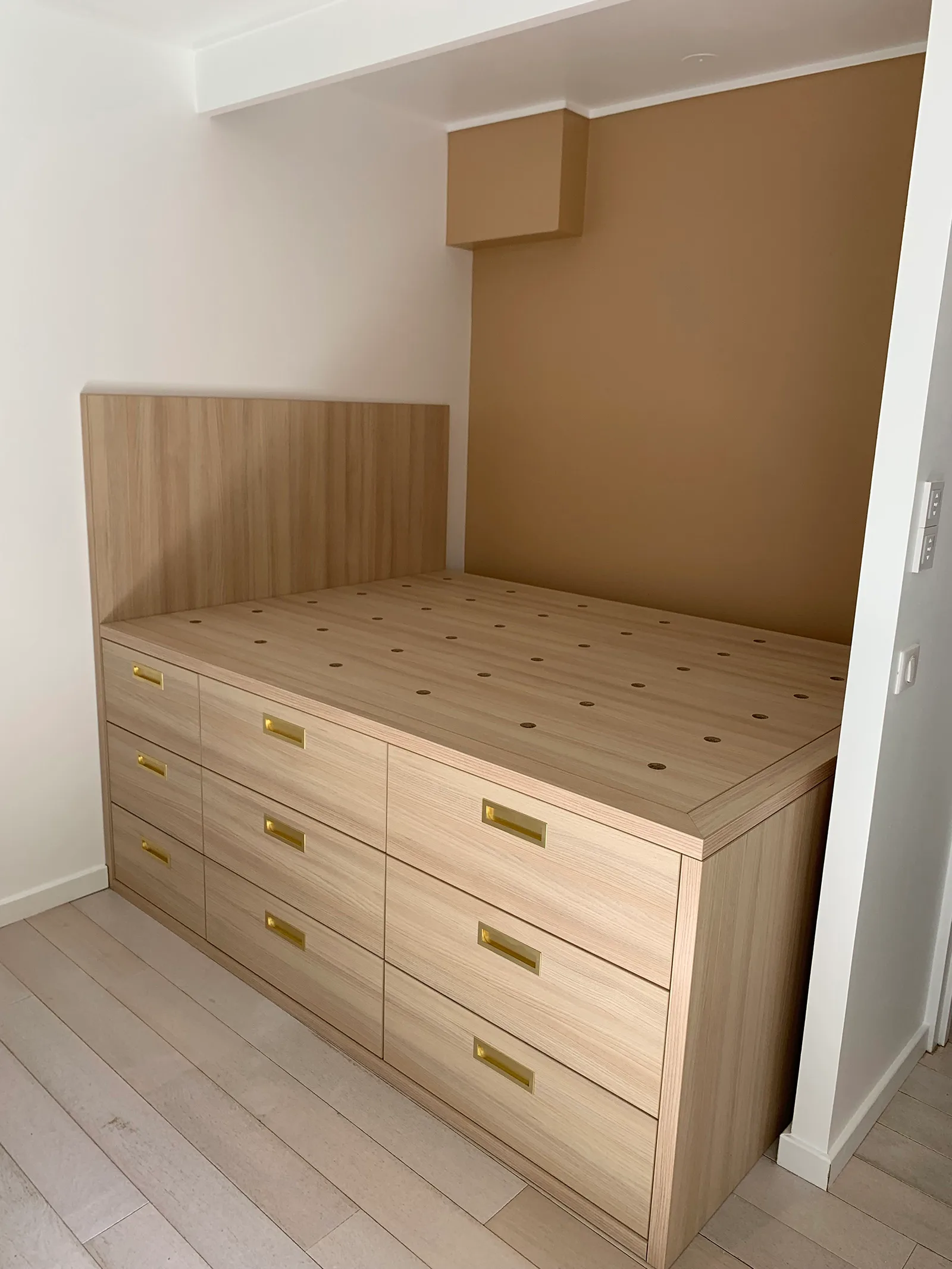 Lit sur-mesure avec rangements intégrés et tête de lit en chêne, réalisation MZ Bois et Compagnie