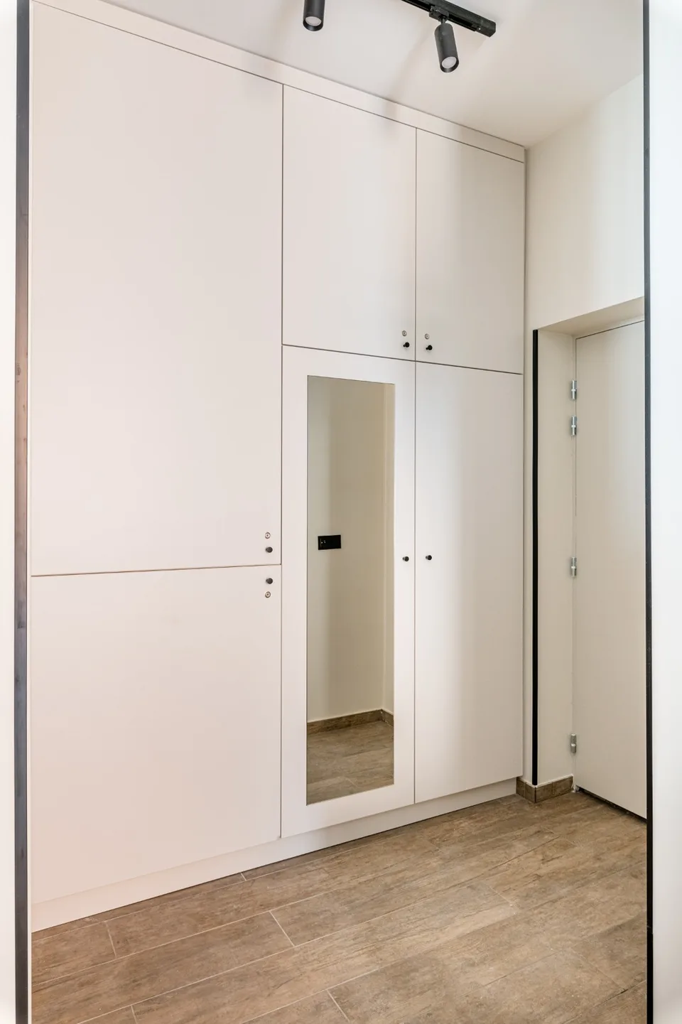 Rangements et miroir intégré, entrée, réalisation MZ Bois et Compagnie