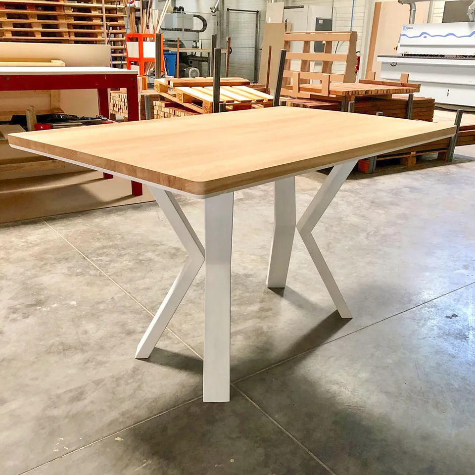 Table sur-mesure, plateau bois massif et piètement métal blanc, réalisation MZ Bois et Compagnie