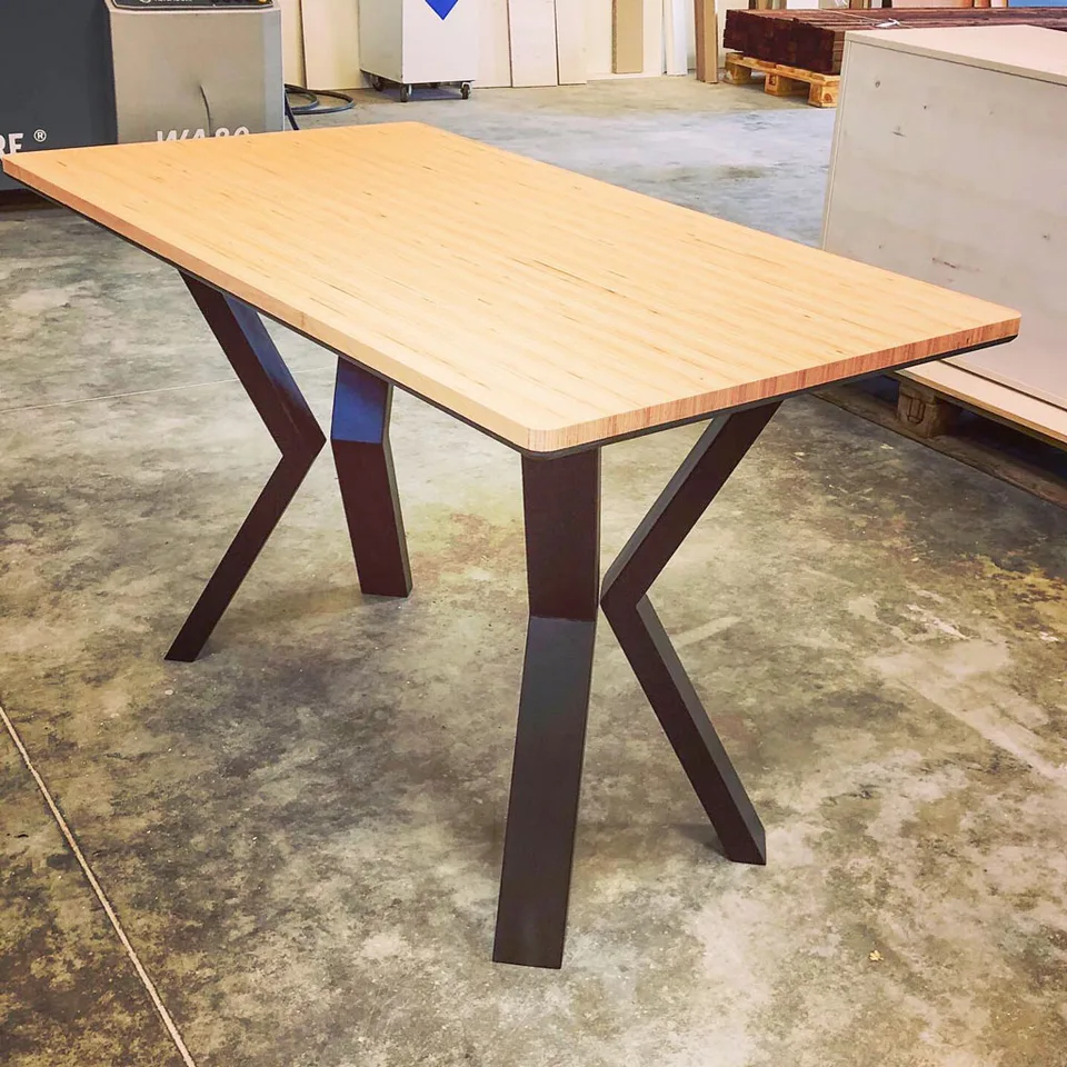 Table sur-mesure, plateau bois contreplaqué et piètement métal noir, réalisation MZ Bois et Compagnie