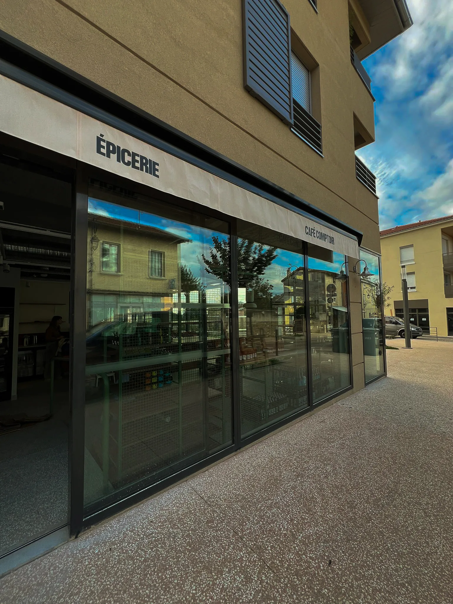 Façade de l'épicerie fine Au Fil du Goût à Chaponost, réalisation MZ Bois et Compagnie
