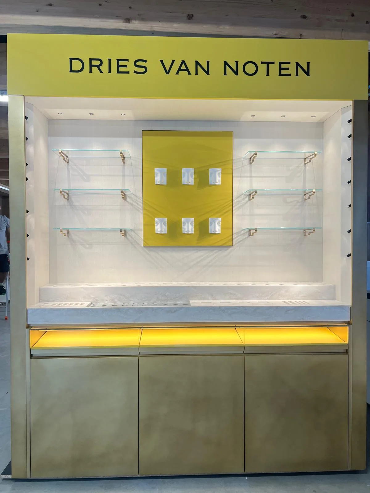 Dries Van Noten — Düsseldorf, réalisation MZ Bois et Compagnie — vue 2